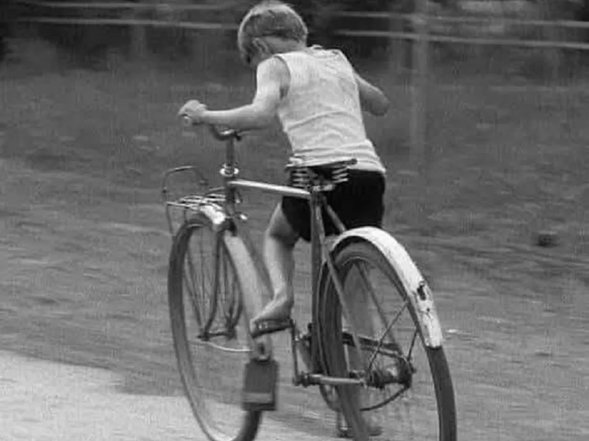 Copil pe o bicicletă Tohan