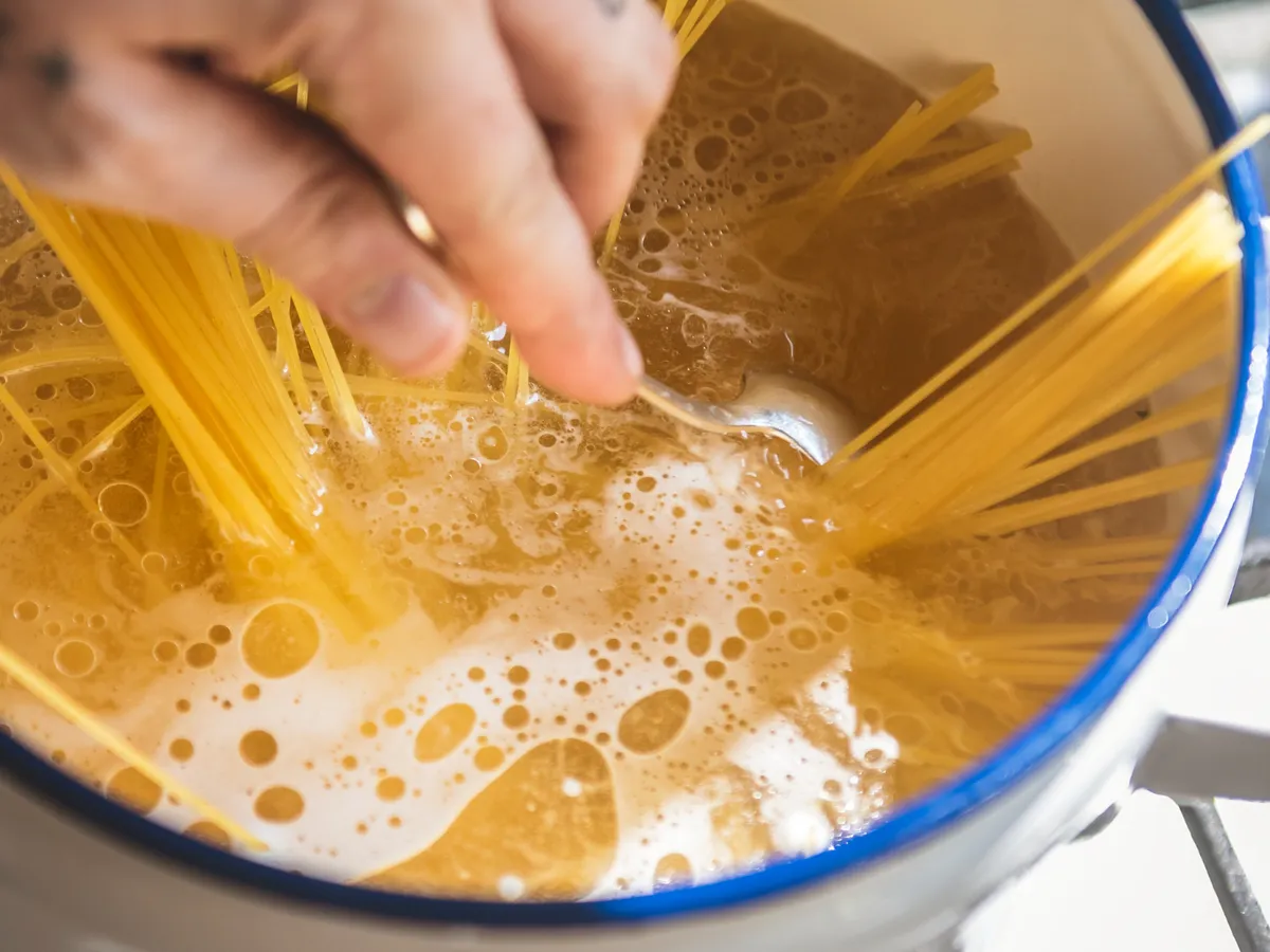 Când se adaugă pastele în apă? Regula bucătarilor pentru paste al dente perfecte, de fiecare dată