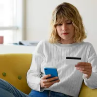 Escrocherie în numele unui serviciu de plăți online. ”Aveți o rambursare de 65 $”. Nu dați click! - Foto: Freepik (rol ilustrativ)
