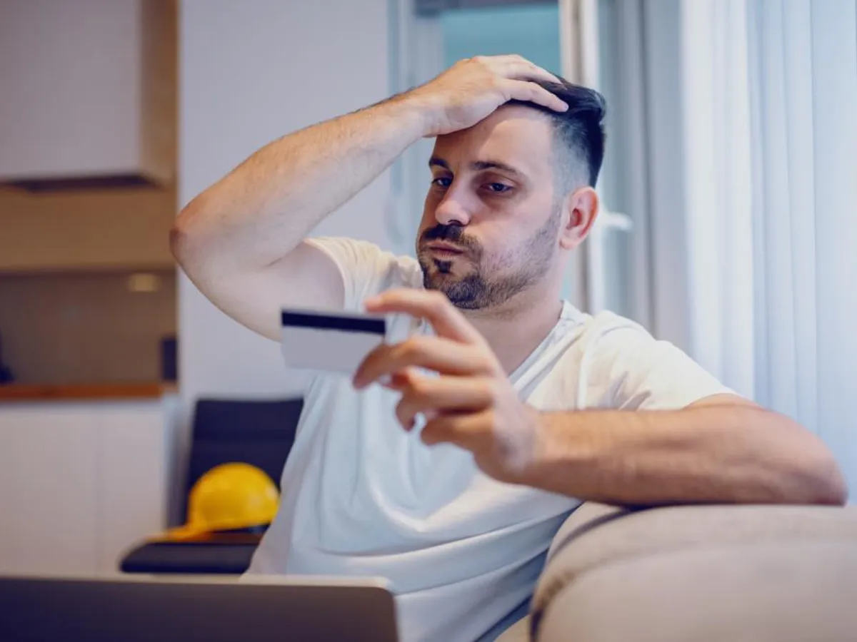 Un bărbat a rămas fără bani după ce a instalați o aplicație. Ce greșeală a făcut? - Foto: Istock / imagine cu rol ilustrativ