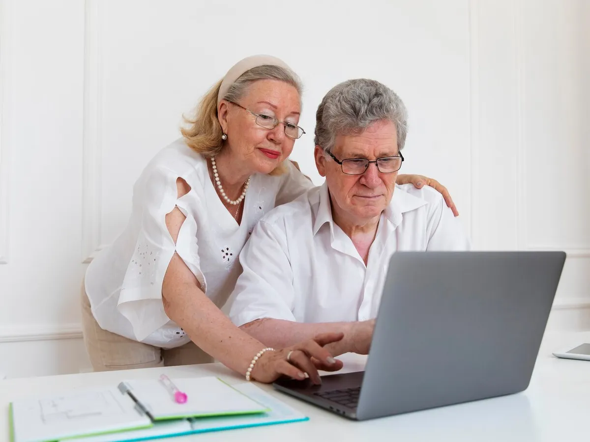 O nouă escrocherie diabolică fură pensie din conturile pensionarilor. Ce mesaje primesc oamenii - Foto: Freepik (rol ilustrativ)