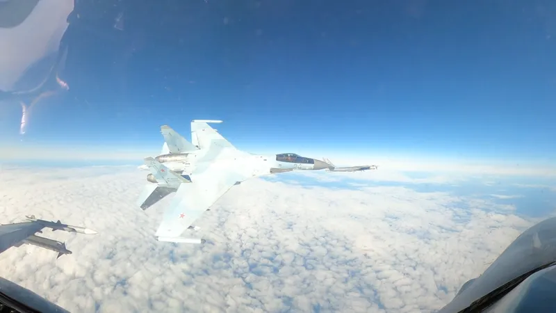 VIDEO Un avion de luptă al Rusiei de 50.000.000$ îi taie fața unui F-16 al SUA. „A venit în picaj” - Foto: X