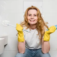 Cum scapi de petele galbene din toaletă cu un truc simplu? Ai nevoie de ceva din congelator: Foto: Freepik