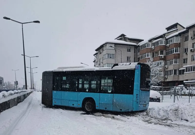 Un autobuz Otokar articulat, fără cauciucuri de iarnă, a derapat și a blocat un bulevard -  Foto: Facebook / Meteoplus