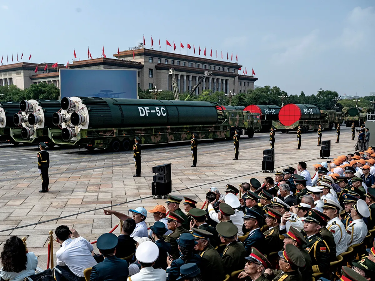 Locuitorii din Chongqing urmăresc transmisiunea în direct a paradei de Ziua Victoriei din China
