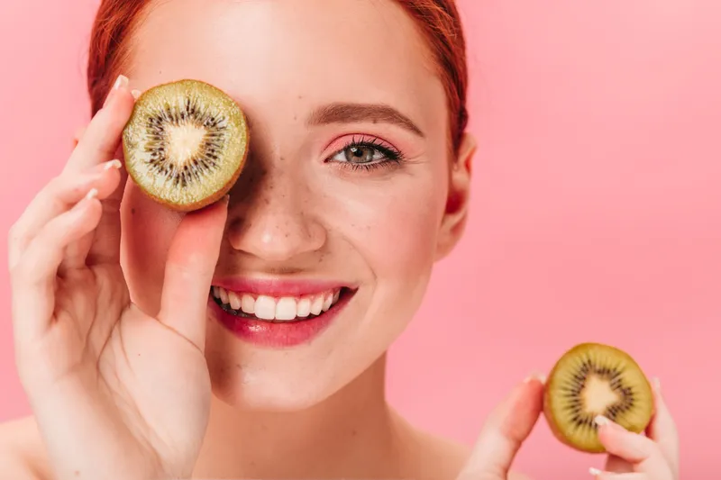 Femeie cu kiwi &icirc;n m&acirc;nă - Foto: Magnific.com (Imagine cu rol ilustrativ)