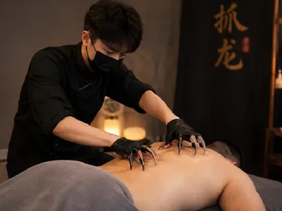 Ședință de zgâriat la salonul de relaxare - Foto: captură YouTube