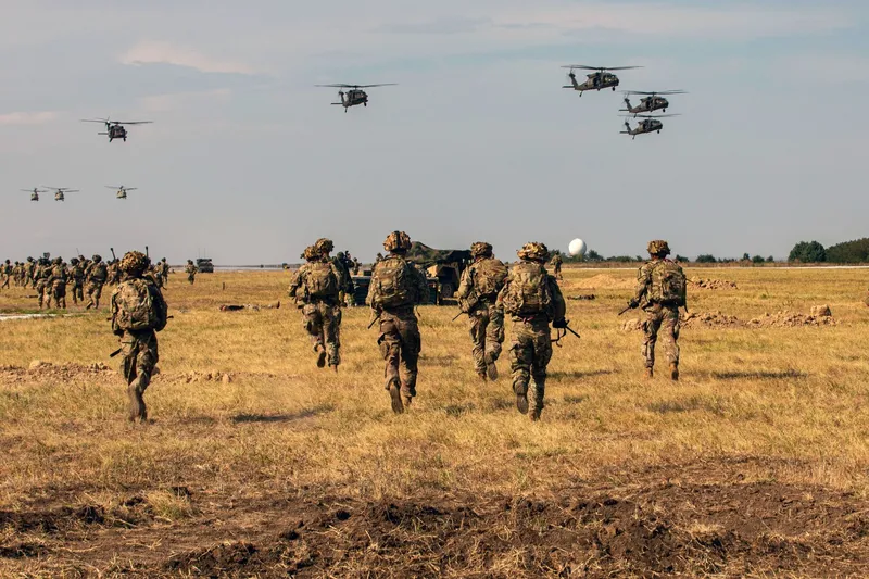 Soldați SUA și elicoptere UH-60 Black Hawk și CH-47 Chinook la baza Mihail Kogălniceanu - Foto: Profimedia Images