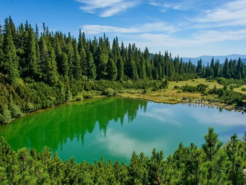 Lacul din Munții Carpați unde un balaur îi trage pe înotători în adâncuri. Ar fi „fără fund” - Foto: zigzagpriromania.com/Imagine cu caracter ilustrativ