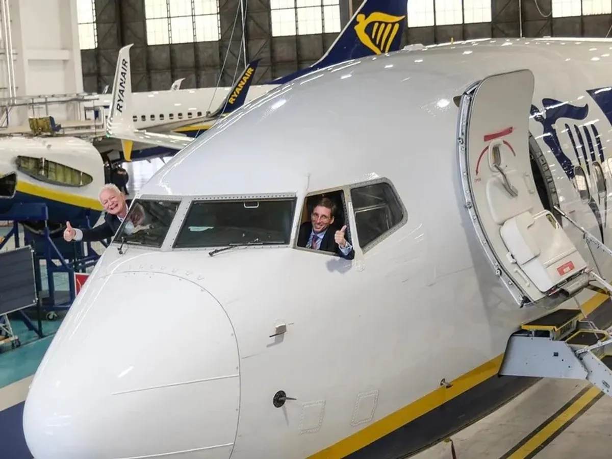 O companie aeriană low-cost utilizată de mulți români cere interzicerea alcoolului în aeroporturi dimineața