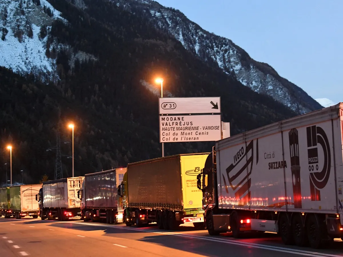 „Probleme” pentru camioane, în tunelurile dintre Italia și Franța: Taxe mai mari și restricții, în 2026