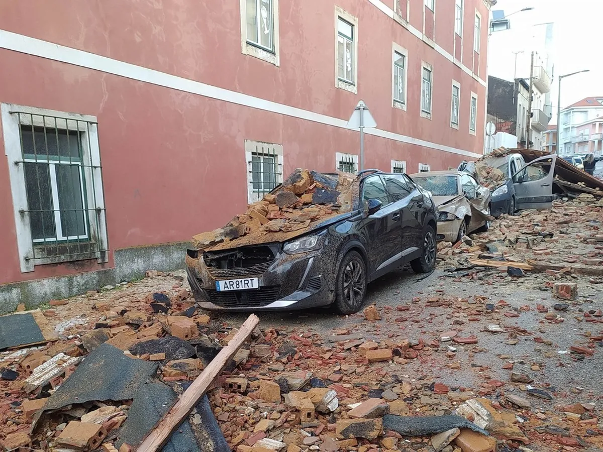 Furtuna Kristin a făcut ravagii în Portugalia. Cinci morți și 450.000 de locuințe încă fără curent electric