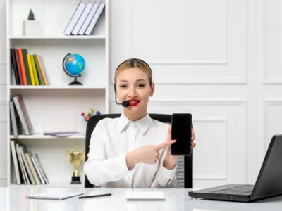 O femeie vorbește la telefon - Foto: Magnific (rol ilustrativ)