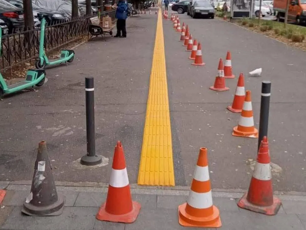 Primăria Municipiului București, prin Administrația Străzilor, a instalat marcaje tactile pentru nevăzători pe trotuarele bulervardului Lascăr Catagiu - Foto: Facebook / Administrația Străzilor