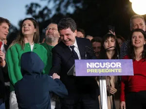 Nicuşor Dan, urmărind rezultatele exit-poll-urilor - Foto: INQUAM PHOTOS/Adriana Neagoe