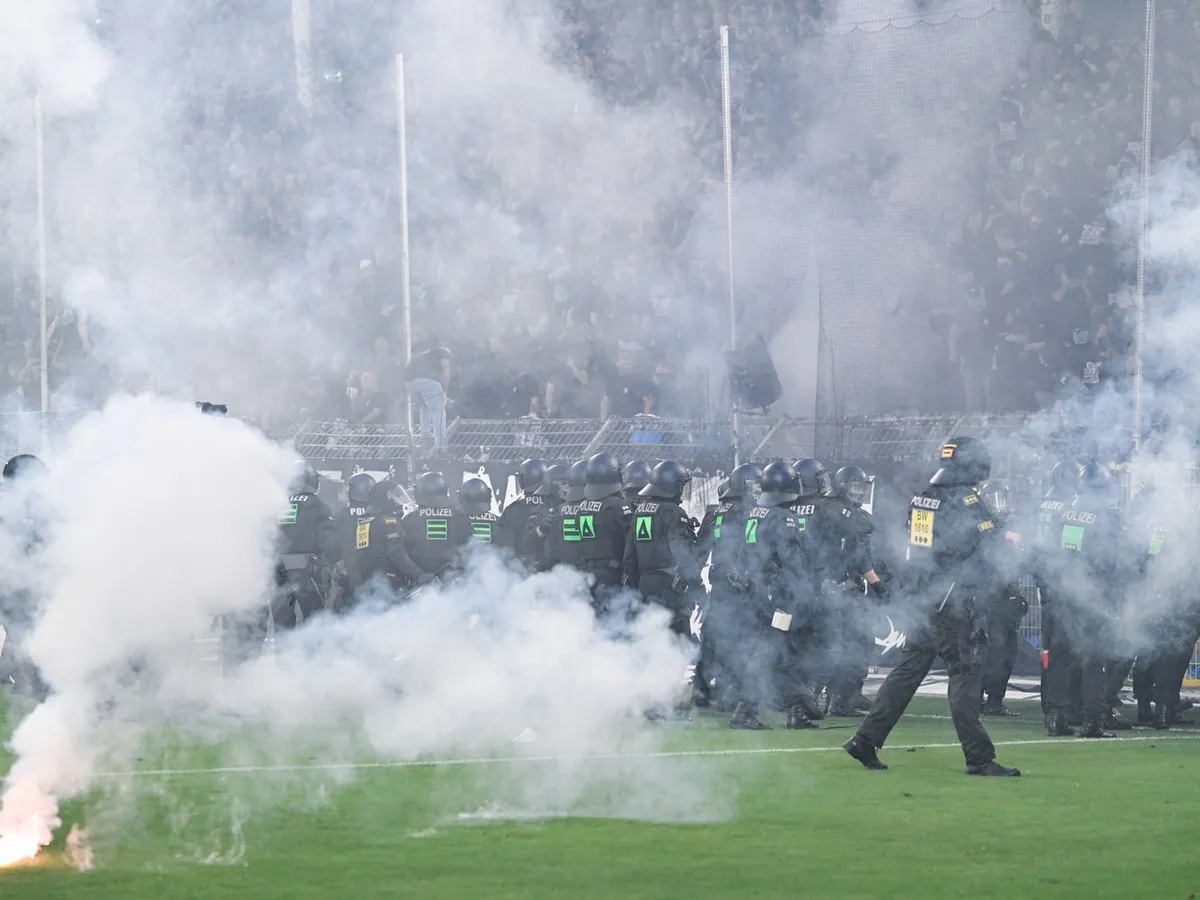 Violente pe stadion la meciul dintre Waldhof Mannheim şi Kaiserslautern - Foto: Profimedia Images