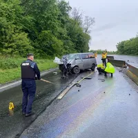 Accident cumplit pe DN7! 7 persoane rănite, după ce microbuzul în care erau a intrat într-un parapet - Foto: IPJ Hunedoara
