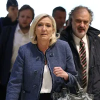 Președintele grupului parlamentar al partidului francez de extremă dreapta, Rassemblement National (RN), Marine Le Pen, și avocatul ei, Rodolphe Bosselut, sosesc la tribunalul din Paris, pentru verdictul procesului - Foto: Profimedia Images