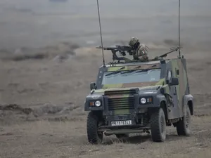 Un camion militar francez s-a răsturnat lângă Călimănești. Doi militari răniți - Inquam Photos / George Călin