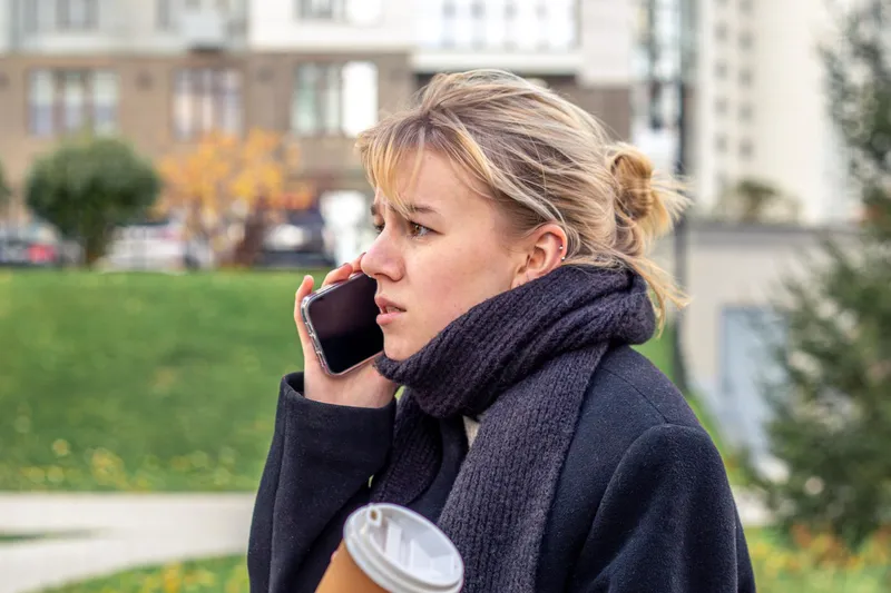 Femeie care vorbește la telefon - Foto: Freepik (Imagine cu rol ilustrativ)