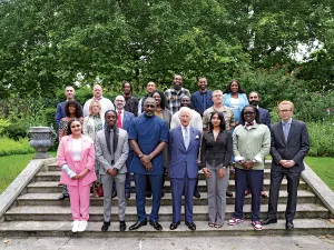 ÎMPREUNĂ  Actorul Idris Elba - un fost beneficiar al King’s Trust - și Regele Charles al III-lea (în față, în centru), la un eveniment King’s Trust dedicat oportunităților pentru tineri, organizat în iulie 2024, la Palatul St James, Londra