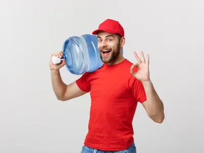 Bărbat cu o sticlă de apă - Foto: Magnific.com (Imagine cu rol ilustrativ)