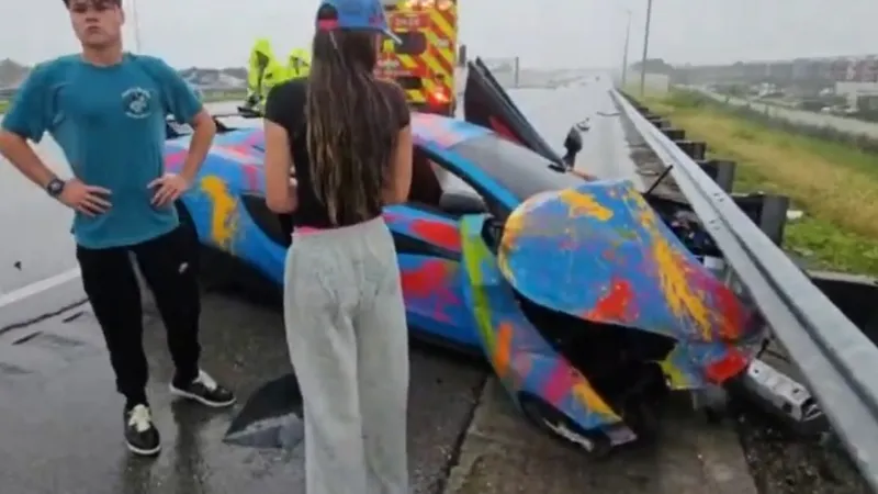Un YouTuber și-a făcut zob bolidul de 200.000 € „LIVE”. A acvaplanat cu telefonul în mână - Foto: captură video