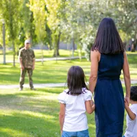 Familie în parc - Foto: Freepik
