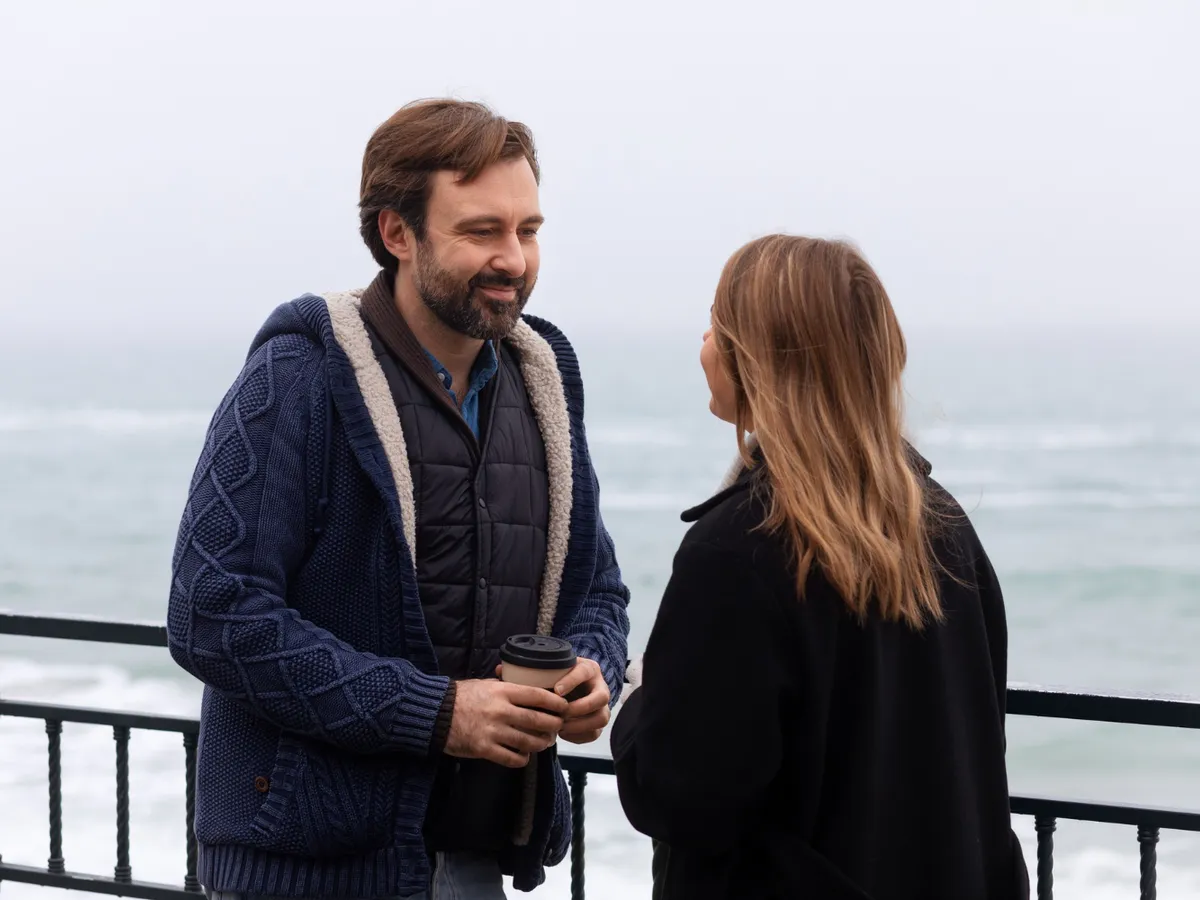 Două persoane care discută - Foto: Freepik (Imagine cu rol ilustrativ)