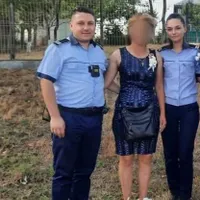 Polițiștii Andrei și Miruna și nașa care a pierdut poșeta cu bani. / Foto: Atenție Poliția Iași, Facebook