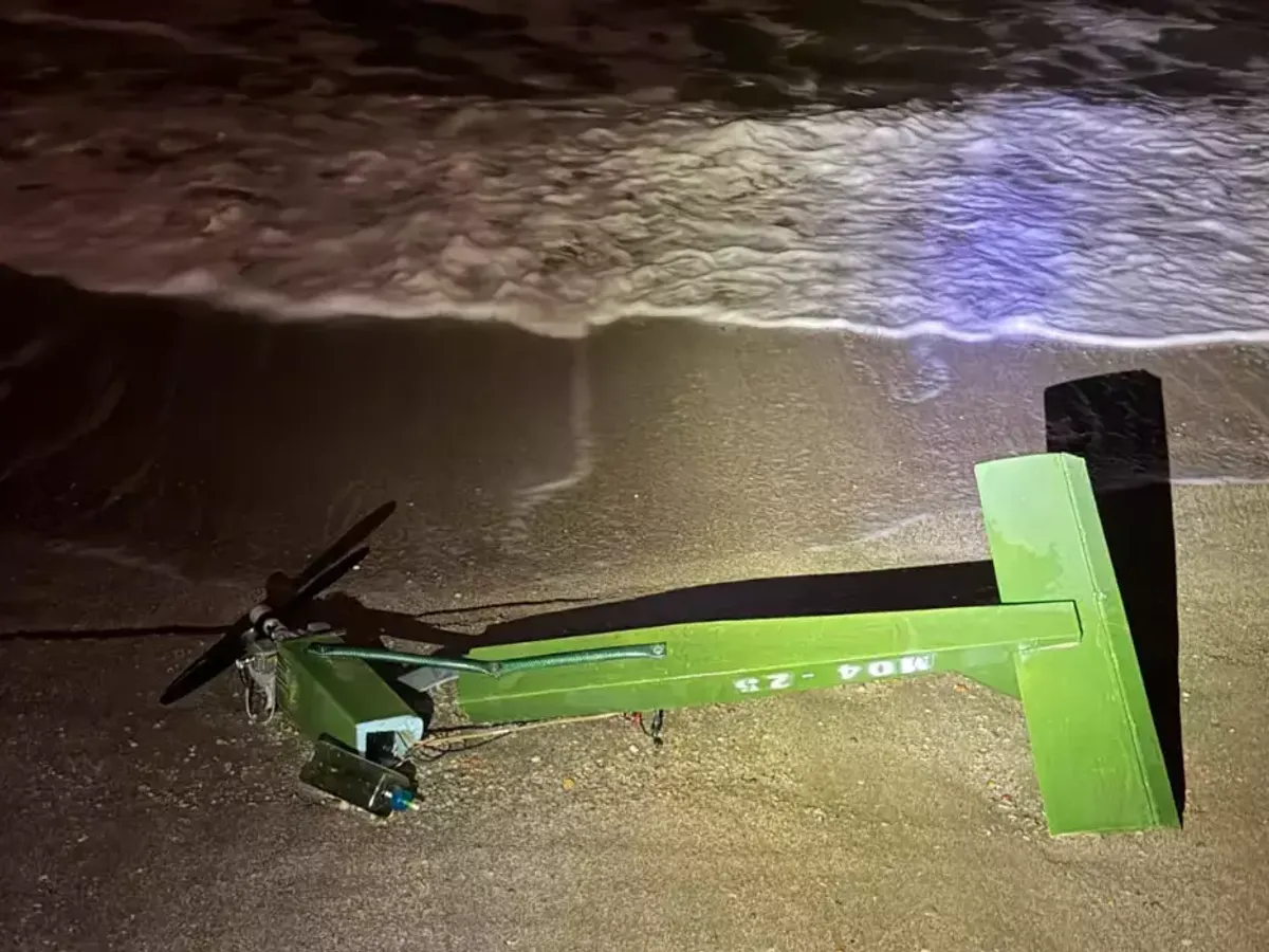 Descoperire misterioasă pe plaja din Mamaia. Resturi de dronă aduse de apă