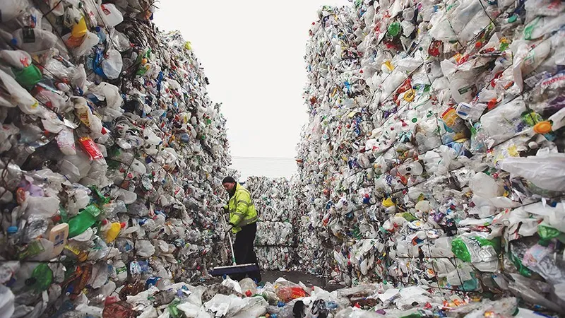Estimările arată că, în ritmul actual, dacă nu se face nimic, cantitatea de plastic din oceane va depăși în greutate peștele care trăiește în ele