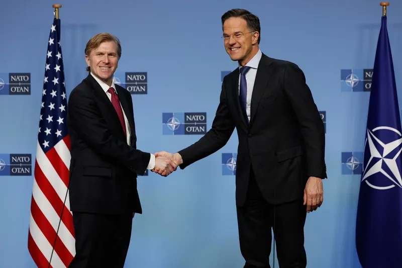 Secretarul general al NATO, Mark Rutte, dreapta, și subsecretarul american de stat pentru politica Apărării, Elbridge Colby - Foto: Profimedia Images