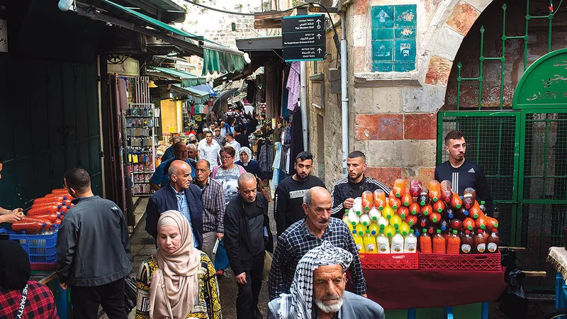 Palestinienii trec pe străzile din Cartierul Musulman din Ierusalim (16 aprilie 2022)