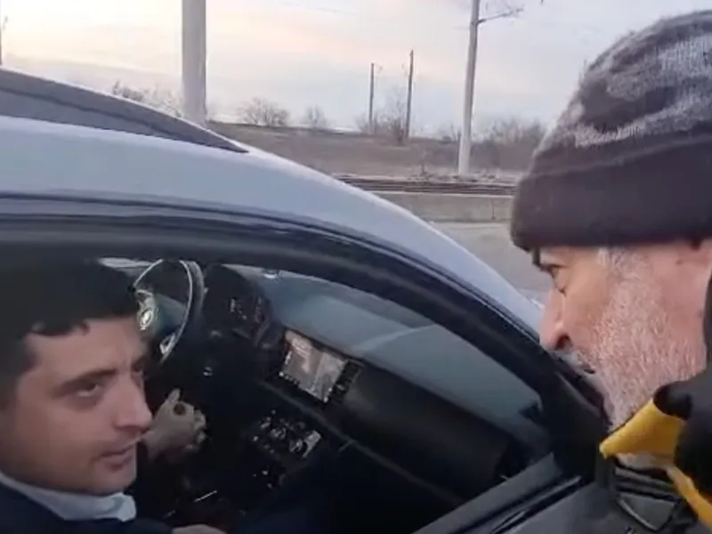 VIDEO George Simion, pus pe fugă de un protestatar: „Nu ai ce căuta aici. Întinde-o!” - Foto: Captură video