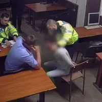 Șapte polițiști de la Secția 16 bat și strangulează un bărbat încătușat / Antena 3