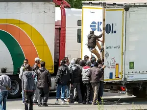 12 migranți afgani au fost prinși în timp ce încercau să treacă granița dintre România și Ungaria/FOTO: cnn.com