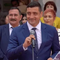 George Simion vorbind la Liceul Lazăr. În spate este directoarea - Foto: Captura FB
