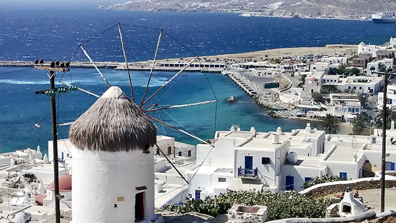 Grupul de 13 insule include şi unele dintre cele mai populare destinaţii turistice, precum Mykonos, Santorini sau Rhodos. / Foto: grecia.de-weekend.ro