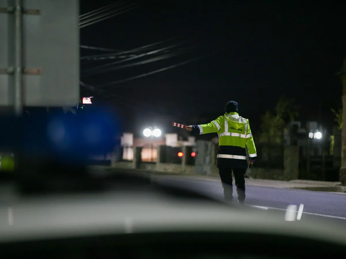 Cum făceau bani polițiștii de frontieră: "Hai să ne înțelegem”. Mergeau cu șoferii la bancomat pentru șpagă
