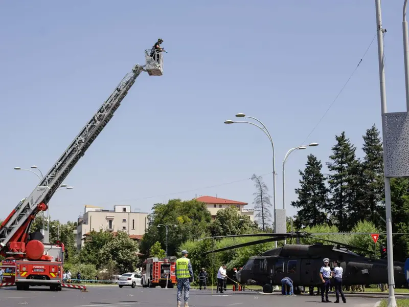 Elicopterul Black Hawk era în survol alături de alte cinci astfel de aparate. Foto Inquam Photos/Octav Ganea