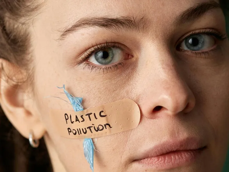Femeie cu un plasture lipit pe faţă, care prinde mai multe fire de microplastic - Foto: Pexels/Julia M Cameron