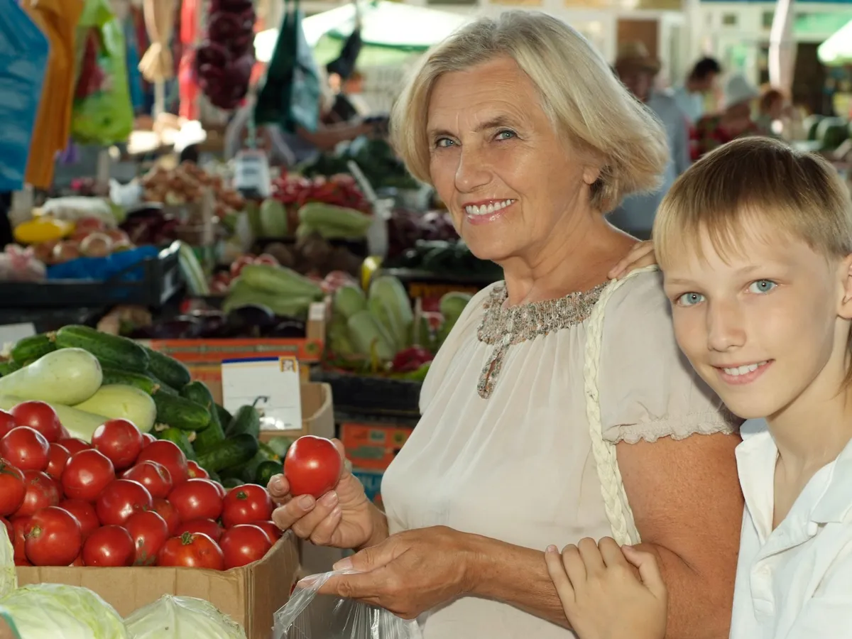 Pensionară face piața - Foto: Freepik