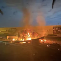 Atât a mai rămas din convoiul în care se afla Soleimani după lovitura dată de Pentagon/FOTO: bbc.com