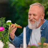 Cele 3 alimente consumate de bărbatul care a „întinerit” 20 de ani. Câți pași merge pe zi? - Foto: Freepik (Imagine cu rol ilustrativ)