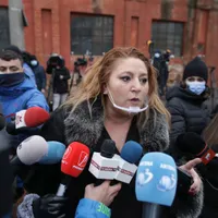 Măștile de plastic transparent, tot mai populare printre politicieni, nu protejează. Diana Șoșoacă poartă des astfel de măști. Foto Inquam Photos/Octav Ganea