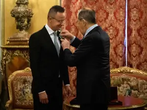 Ministrul de Externe ungar Peter Szijjarto, a fost decorat cu „Ordinul Prieteniei” de către omologul său rus, Serghei Lavrov-  Foto: hungarytoday.hu