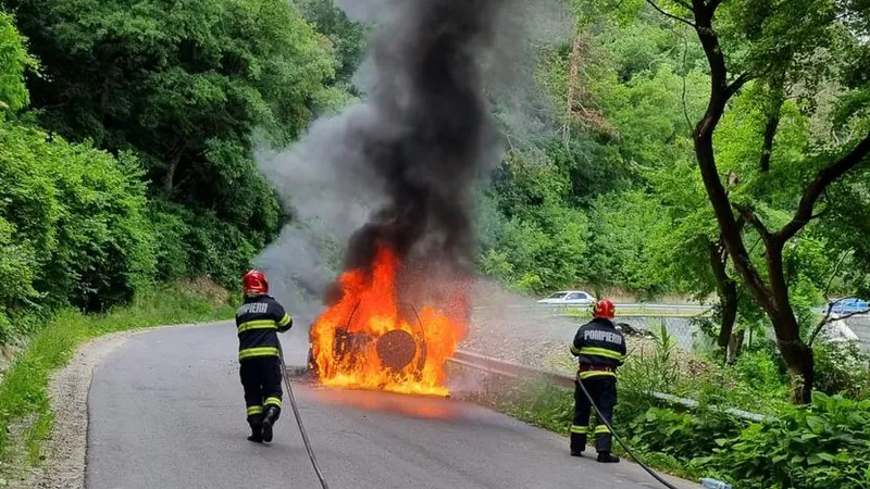Un Land Rover Freelander vechi a luat foc în mers, pe șosea, între Șeica Mică și Șeica Mare. / Foto: turnulsfatului.ro