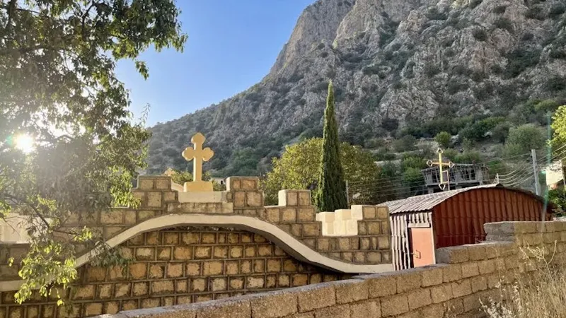 Mănăstirea Saint Odisho din nordul Irakului este ilustrată. Mănăstirea a fost anterior bombardată și distrusă atât de Saddam Hussein, cât și de forțele kurde. Foto: Ramsen Shamon