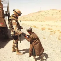 Un militar român și un copil din Afganistan. Foto Arhivă